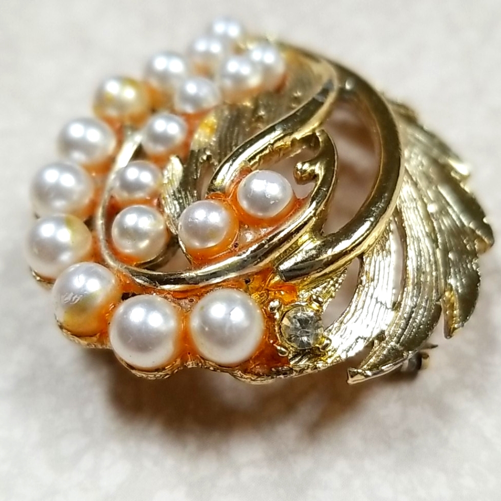 Vintage 1950s Mid Century Faux Pearl Goldtone Brooch Pin - Picture 5 of 13